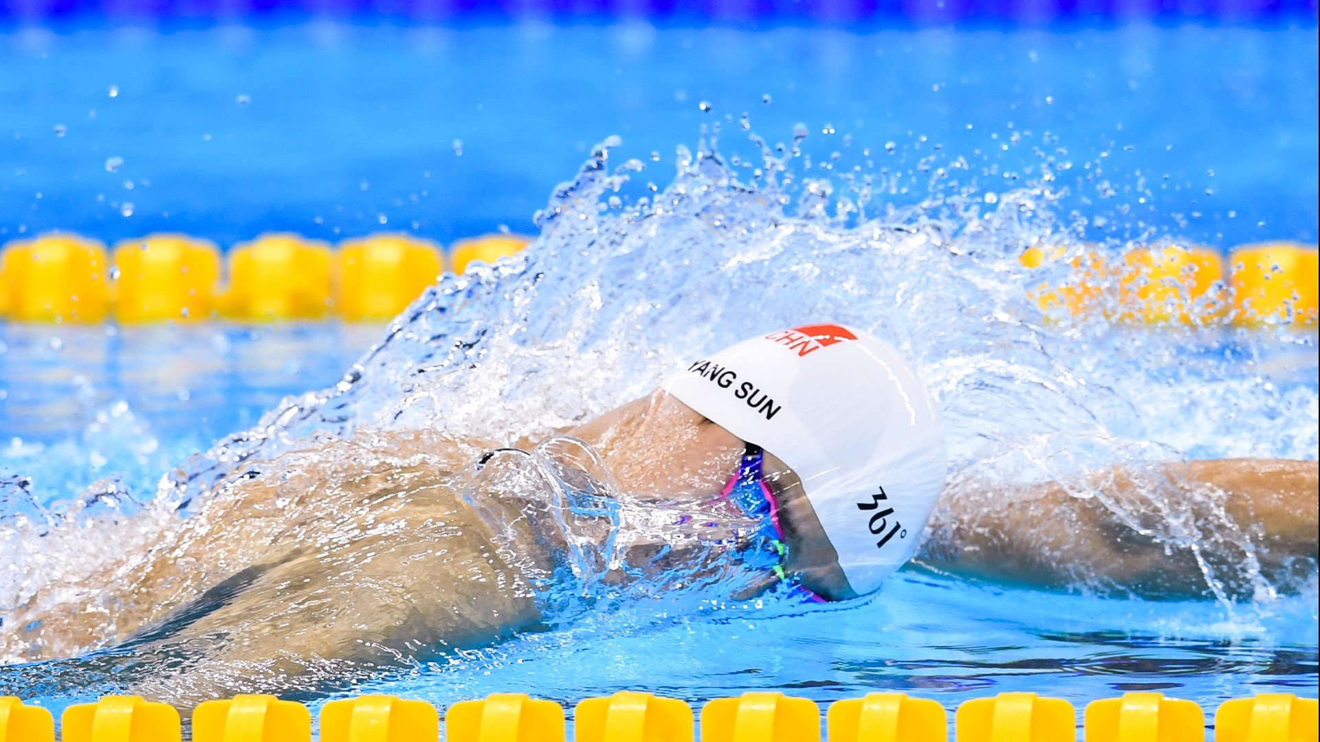 羽毛球赛场焦点！中国队对阵瑞士队，意外判罚引发热议，比赛氛围紧张